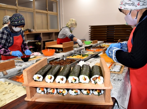 早朝から節分の恵方巻き作り　里の駅みたけ