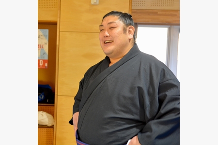 大阪場所を前に千代栄関が帰郷　柔道大会観戦