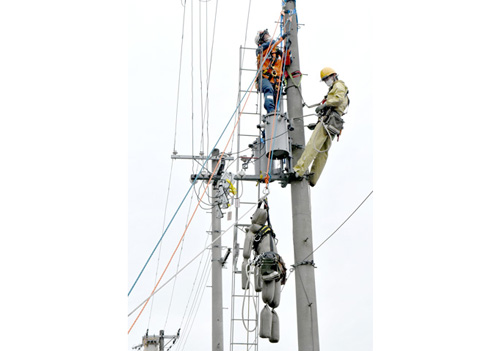 電柱上で作業員が熱中症になったら―消防署と関電送配電が救助訓練