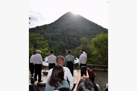 山頂に沈む夕日仰ぐ　元伊勢内宮で夏越の大祓