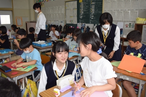 福知山高の教員志望生が小学校で授業体験