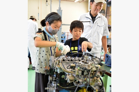 小中学生がエンジン組み立て　高技専でものづくり体験