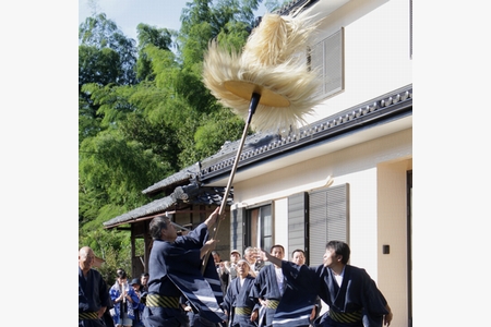 秋晴れの空に大鳥毛舞う　大江で4年ぶり八朔祭り