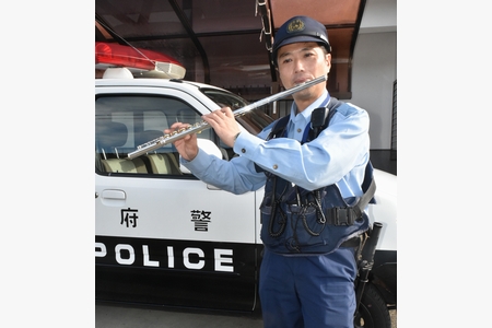 菟原に音楽隊出身の駐在さん　「音楽で地域に元気を」