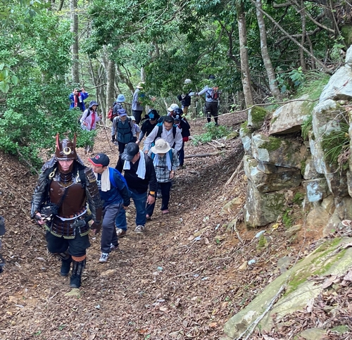 戦国時代に思いをはせ　光秀ゆかりの鬼ケ城登山