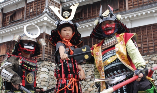 丹波市の8歳男児が手作り甲冑で福知山城へ登城