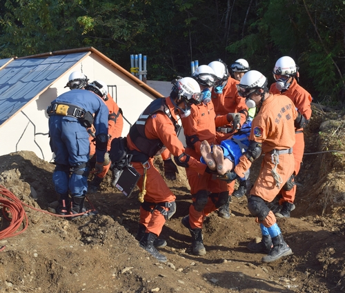 府北部の消防が連携強化に合同訓練　土砂崩れを想定