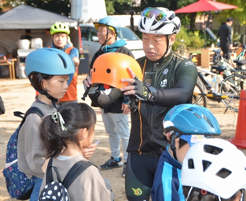 「団長」と由良川沿い快走　親子サイクリング