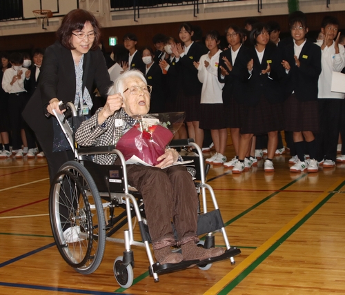 桃映中で音楽教えて14年、加藤さんの100歳を生徒が祝福