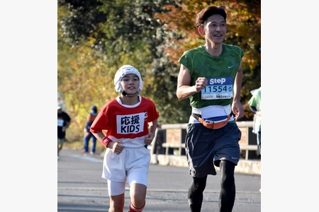 福知山マラソン　最後の上り坂、小学生が伴走応援