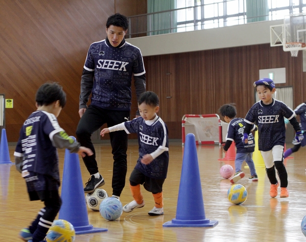 大槻周平選手らＪリーガー3人　市のフェスで園児に指導