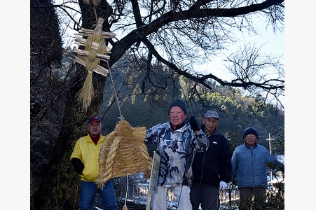 大きなわらぞうりを木にさげ　夜久野で「コト」行事