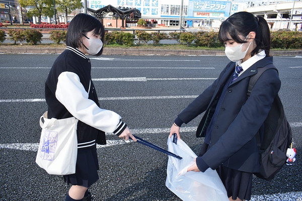 通学利用の鉄道に感謝　共栄高3年生、駅周辺で清掃