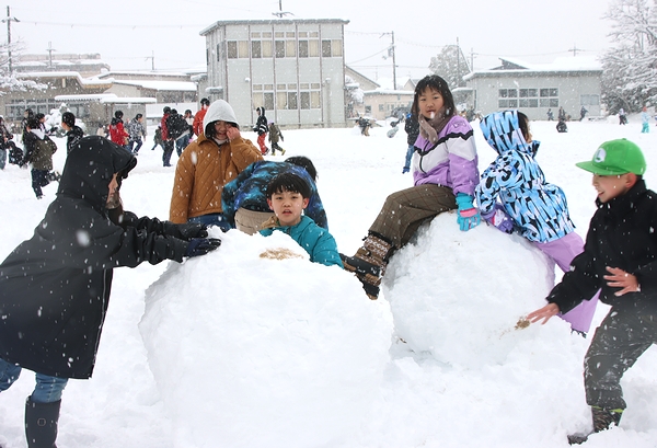 各地で朝から雪かき　篠尾22センチ、雲原では56センチ