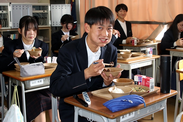 くじら肉もおいしい！　小中学校で昔の給食再現