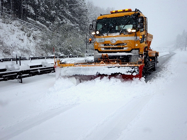 大雪の北近畿豊岡道にノーマルタイヤが71台　