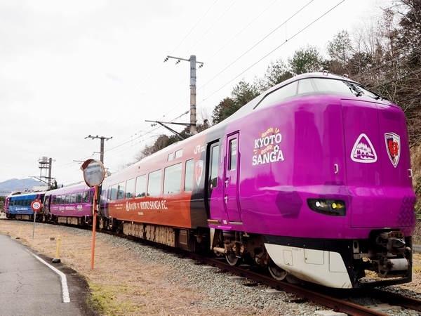紫の車体が福知山走る　ＪＲに「サンガトレイン」