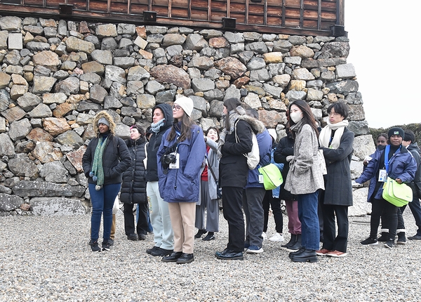 「世界青年の船」の一行、福知山城など見学