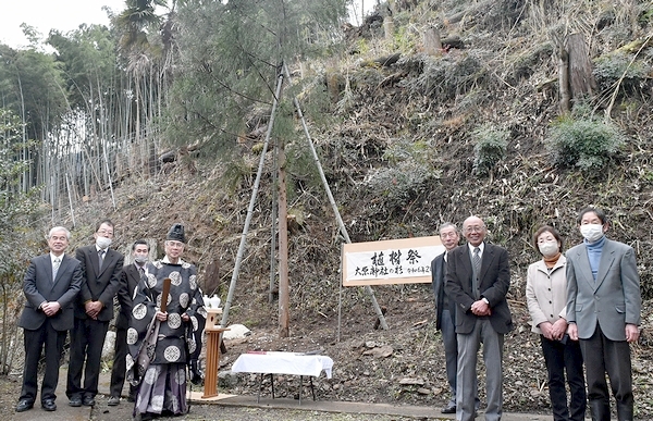 創建500年を前に杉を植樹　三和の春日神社