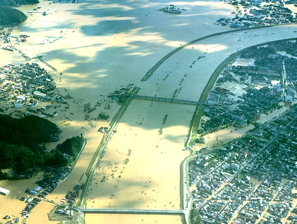 円山川堤防決壊から20年　資料でたどる水害史