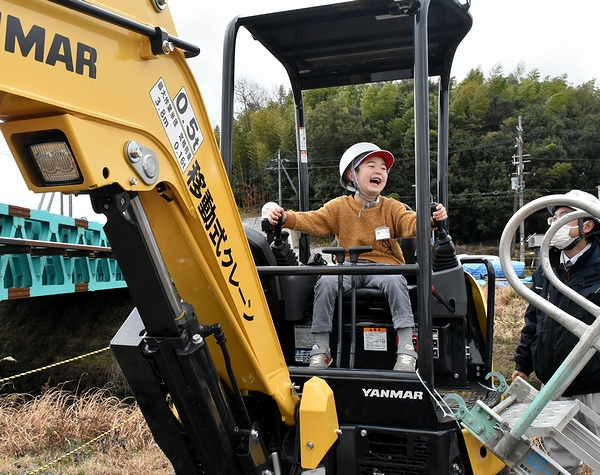 働く車かっこいい！　修斉小1年生が橋の工事見学