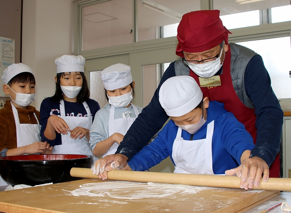 地元産で、そば打ち体験　上豊小3年生