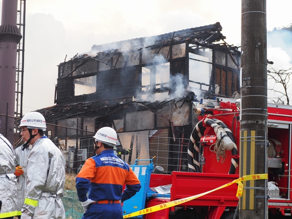 三和で民家全焼、3人を搬送