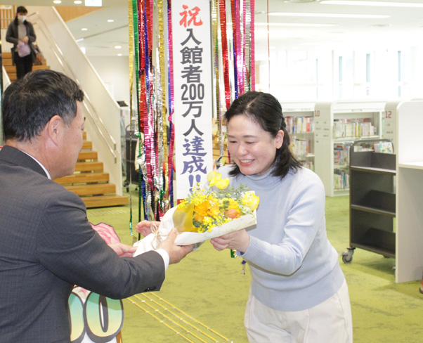 来館者200万人突破　市立図書館中央館 