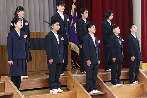 仲間とともに新たな旅立ち　雪が降るなか小学校で卒業式