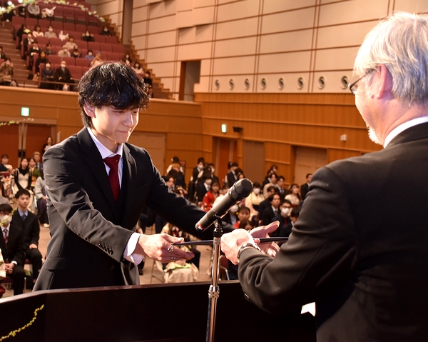 福知山公立大学卒業式　情報学部1期生も笑顔で