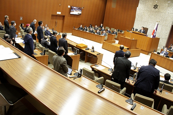 新文化ホール　伯仲の市議会は「推進」請願を採択