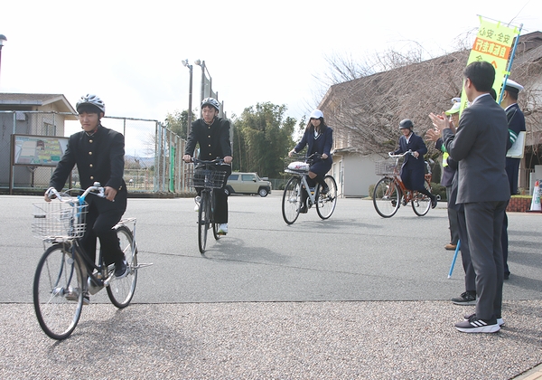 自転車安全利用プロモーターに福高生10人　福知山署が委嘱