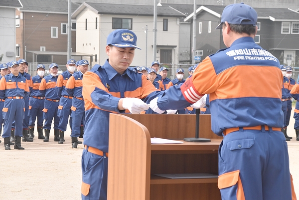 地域防災の要、市消防団の新入団員に辞令交付