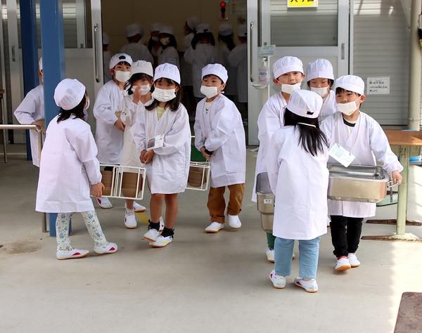 小学校1年生　各校で給食当番デビュー
