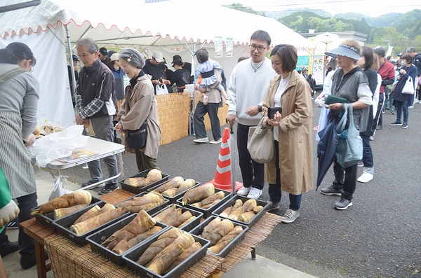 名産・報恩寺タケノコ求め行列　佐賀会館でまつり