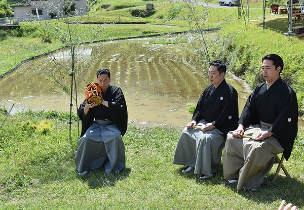毛原の棚田で人間国宝が能楽奉納　元伊勢内宮御田植祭