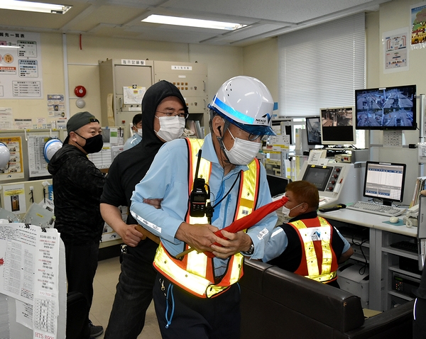 舞若道福知山料金所で強盗を想定して防犯訓練