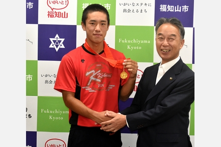 京都国際の服部選手　夏の甲子園優勝を市長に報告