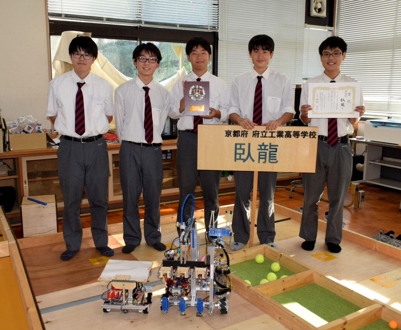 府立工業のチーム「臥龍」が全国高校ロボット大会へ