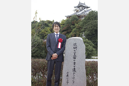 千原ジュニアさん作　珠玉の俳句の石碑、ゆらのガーデンに建立
