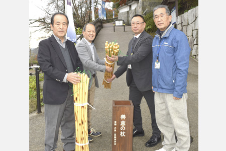 コウゾの木を活用し杖に　登城の際にと「善意の杖」50本贈る　丹後二俣紙保存会