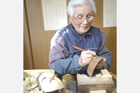 最後に打つのは「小面」　猩々、小牛尉、 狂言面など趣味で能面を作りを続ける94歳の大志万さん