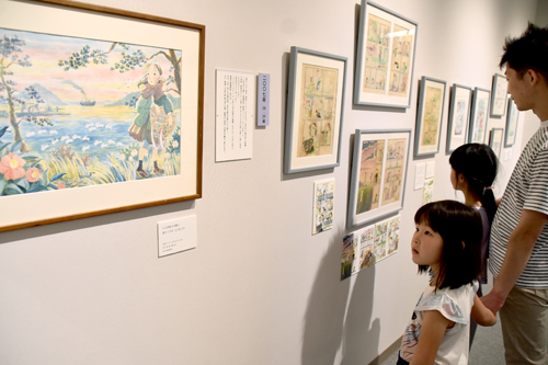 こうの史代さん画業30年の軌跡を一堂に　初日には122人来館　市佐藤太清記念美術館
