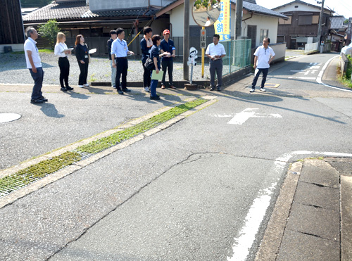 通学路の危険箇所を確認　市安全推進会議が現地で改善策を検討