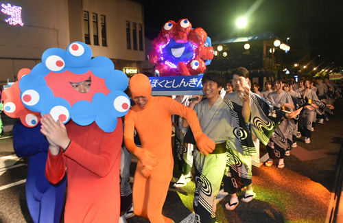ドッコイセまつり後半　それぞれの思い込め踊る プラカードコンと学生大会