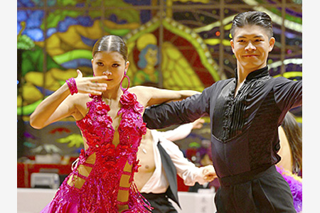 フリーダムチャレンジダンス　福知山出身の足立ペア優勝　ラテン学生オープンアマチュアＵ23部門で