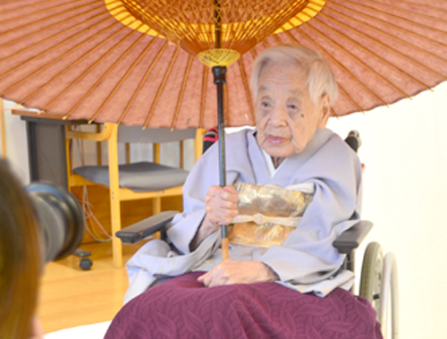 昔着ていた着物やスーツで記念撮影　大江町の五十鈴荘