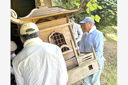 雲原の寺谷区で「土葬」時の輿見つかる　今後使用されないため、龍雲寺でお焚き上げへ
