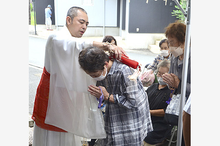 首の上からの健康を願い、参拝者が手合わせ祈願　梅ぼし半十郎観音大祭
