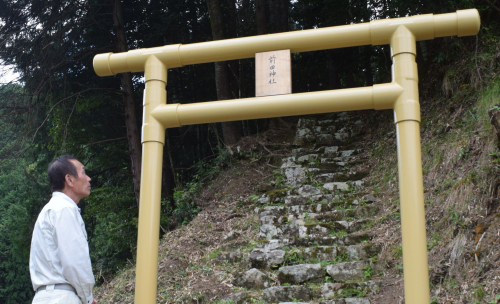 氏子５人で力合わせ　塩ビ管で鳥居を手作り　大江町尾藤奥の前田神社／京都府福知山市